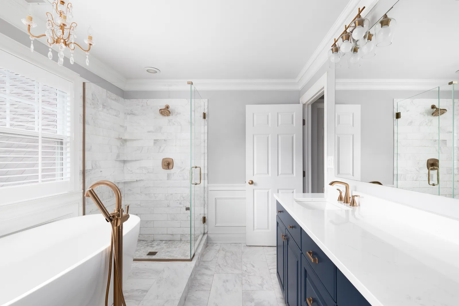 Bathroom remodeling with luxury tile backsplash